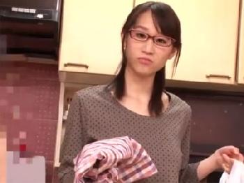 メガネの似合う一見地味系なお姉さんの淫乱な本性を垣間見る淫乱プレイ巨乳ぶっかけのエロ動画