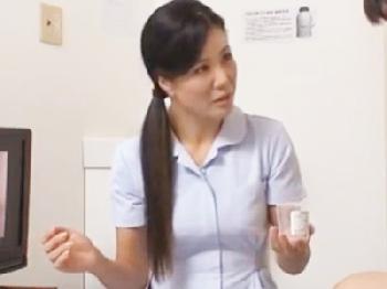 精液の採取失敗でイケメン患者とパコることになった熟年看護師目的忘れてマジパコ熟女看護婦顔射盗撮のエロ動画