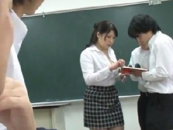 ムチムチ恵体な女性教師が発情した生徒たちのペニスに囲まれ→巨乳お姉さん女教師乱交のエロ動画
