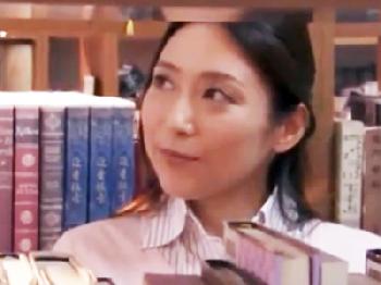 おしとやかな女先生が図書室で上司に中出し性的暴行されて唖然女教師レイプのエロ動画