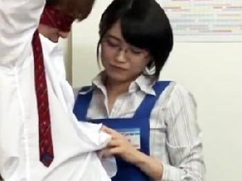 万引きした男子学生を事務所に拘束して逆性的暴行するエロめがね店長痴女手コキのエロ動画