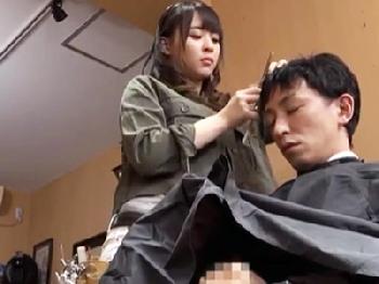 清麗系に見えて真正痴女の美容師がお客に逆セクハラする一部始終美少女盗撮のエロ動画