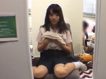 ガチ女子校生がいるリフレに突撃→裏オプハメ撮りしちゃいましたW美少女のエロ動画