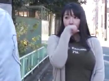 巨乳奥様がご近所様を自宅連れ込み中出し密通！人妻熟女のエロ動画