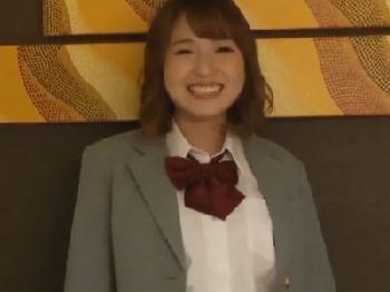制服姿の美形少女女子校生がオジサンペニスにご奉仕→制服目掛けて精液発射巨乳美少女ぶっかけのエロ動画