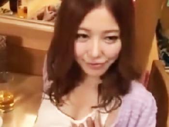 居酒屋内で色情を抑えきれない淫乱ド淫乱お姉さんと店内で顔面射精パコ巨乳痴女顔射露出のエロ動画