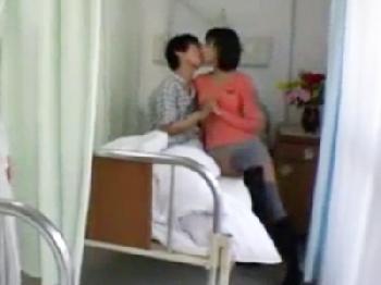 彼氏を看病してるのに巨チン見せたら興味持っちゃうイケナイ彼女美少女顔射湊莉久のエロ動画