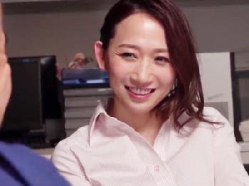 残業の毎日で疲れ果てたマダムOLが警備員のオッサンに優しく声され不貞ファック人妻めがね顔射のエロ動画