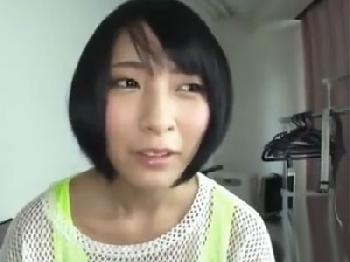 『んー、ザーメンごっくんかぁ‥』童顔系の顔立ちの美形少女がイチモツをフェラチオ→精液ザーメンごっくん美少女ロリのエロ動画