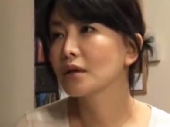 息子の同級生の若い体を貪って密通交尾に夢中になる美魔女お母さん痴女人妻熟女のエロ動画