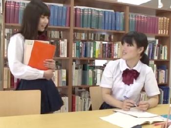 彼女の友人が図書室の机に隠れて蠱惑的誘惑→コッソリ中出し女子校生美少女ロリパイパンのエロ動画