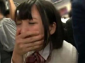 『いやっ…んんっ～～！』声も出せない状況で痴漢魔たちの餌食になった女子校生たち美少女レイプのエロ動画