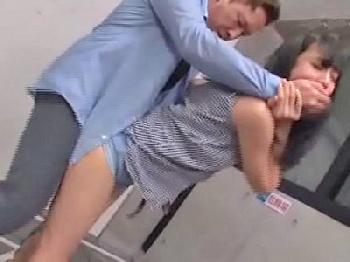 深夜に自転車こいでた女子大生を駐輪場でガチ凌辱巨乳お姉さんレイプ痴漢のエロ動画