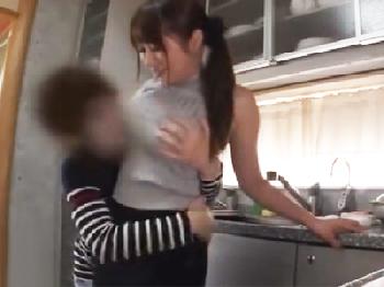 親戚のガキんちょが勃起してるの発見して思わずフェラチオ抜きする巨大バスト痴女巨乳お姉さん童貞のエロ動画