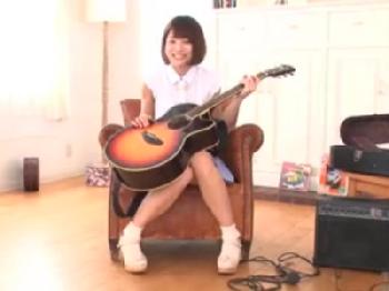 華奢微乳のミュージシャンを目指す美形少女がJAVで処女捨てW美少女デビュー作のエロ動画