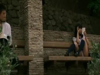 公園のベンチでリーマンをパンチラ誘惑して手コキ抜きする痴女女子校生美少女ぶっかけ露出のエロ動画