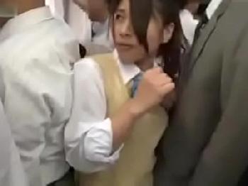 満員電車で女子校生痴漢焦らし→公衆トイレに移動し蒸れたマ●コに生はめ美少女のエロ動画