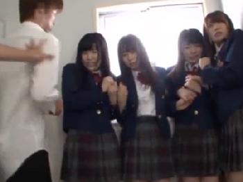 不良男子たちにマンコをクスコで広げられ精液を奥まで注ぎ込まれる女子校生たち美少女中出し乱交のエロ動画