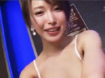 『ここでしちゃう？』美巨大オッパイすぎるおっパブ嬢の誘惑に負けて生ズボ中出しSEX巨乳お姉さんパイズリのエロ動画