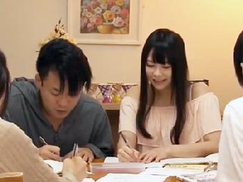 勉強会で一番かわいいクラスメイトに欲情→他のヤツらの目を盗んで中出し交尾美少女痴女のエロ動画