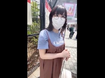 普段は地味目なめがね女子！でも脱いだらデカパイな最強娘にコスプレさせてラブラブ個人撮影巨乳素人ハメ撮りのエロ動画