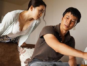 無意識に男を誘っちゃってるムチムチ団地妻と内緒の性交巨乳痴女妃ひかりのエロ動画