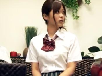 巨大乳房女女子校生妹が姉の夫さんのオナニーを目撃！猛烈興奮してしまいバレないように近親寝取られパコ巨乳美少女顔射近親相姦のエ...