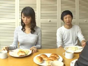 息子の誘惑に負けて中出し近親パコしちゃう欲求不満妻巨乳人妻のエロ動画