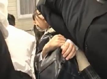 逃げても逃げても押し寄せる痴漢の魔の手！トイレに連れ込まれて集団凌辱女子校生美少女ロリレイプ乱交のエロ動画