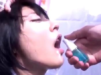 屋上でハーモニカの練習をしていたおとなしい女子校生を精子処理女化決定！媚薬を含ませて徐々に肉奴隷にイラマチオレイプのエロ動画