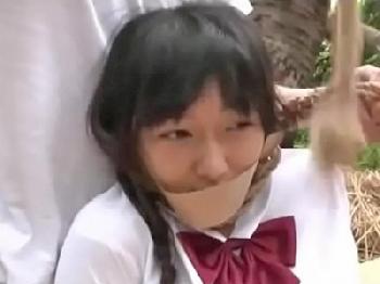 マジメな三つ編み女子校生を山林に拉致って輪姦レイプ美少女ロリ乱交のエロ動画