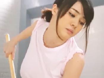 巨乳美人の番頭さんが入浴中の常連客を淫乱な身体でエロサービス美少女パイズリのエロ動画