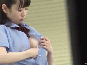 無防備に汗を拭いてた女子校生を発見して襲っちゃったクラスメイト巨乳美少女のエロ動画
