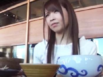 ナンパに戸惑う若奥様さんを強引に口説いてハメ撮り成功！→寝取られ中出し巨乳人妻のエロ動画