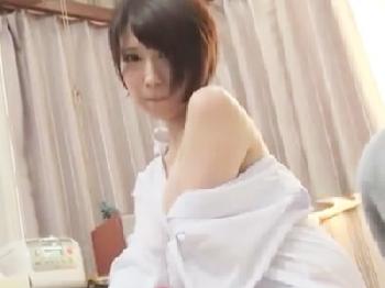 『あ‥すごいおっきい‥』彼氏の後輩の勃起男根を見て色情した彼女が…巨乳美少女中出しのエロ動画