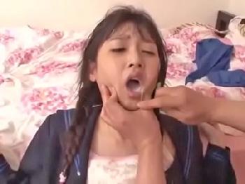 天性のご奉仕系ドМ美形少女の喉奥に巨大ペニスを容赦なくぶち込み連続ファック女子校生美少女パイパンイラマチオのエロ動画