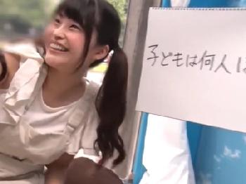 『子供は2人くらいほしい…』ツインテ幼顔の美形少女がHな質問に答えながらいきなり挿入顔面射精美少女ロリ顔射ナンパのエロ動画