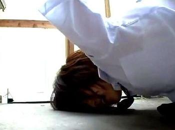 突然2人組の男に襲われ手錠で拘束…鍵は膣内に隠されてしまう！レイプ美少女のエロ動画