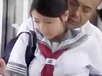 三つ編みおさげの純粋無垢な女子校生を野外ハメで中出し美少女麻宮まどかのエロ動画