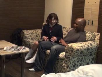 制服姿の童顔女子校生が黒人陰茎で連続オーガズム→ハメ撮り映像流出美少女のエロ動画