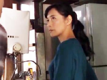 息子に迫られてイケナイと思いつつお口でご奉仕しちゃうオバちゃんお母さん人妻熟女フェラのエロ動画