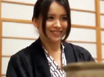 ムチムチな巨乳妻と密通旅行→競泳水着を着せてヤりまくり人妻ハメ撮りのエロ動画