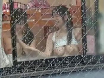 レズビアンプレイを覗いていたら部屋に誘われ3PFUCK！巨乳美少女のエロ動画