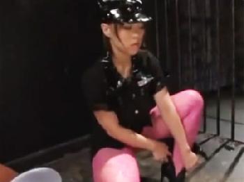 囚人たちをイチモツ奴隷にしてやりたい放題の痴女ポリスコスプレ顔射のエロ動画