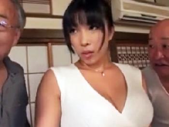 種無しの夫に代わり義父とその友人たちと子作りする事になった巨大オッパイ妻巨乳人妻中出し乱交のエロ動画