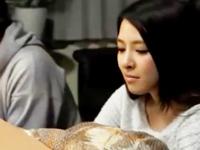 武●咲似「ダメ‥帰ってきちゃう‥」の友人彼女をこたつでこっそり寝取りパコ巨乳お姉さんのエロ動画