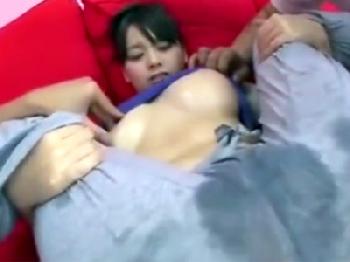 敏感マンコを激しく刺激された結果潮吹きが止まらない美形少女をガチパコ巨乳美少女顔射のエロ動画