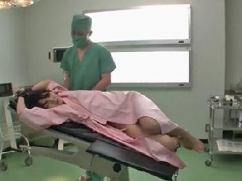 昏睡させた女にイタズラして診察台ファックお姉さん中出し3Pのエロ動画