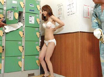 美形お姉さんが営業中の男湯に突撃して公開セックス巨乳乱交大橋未久のエロ動画