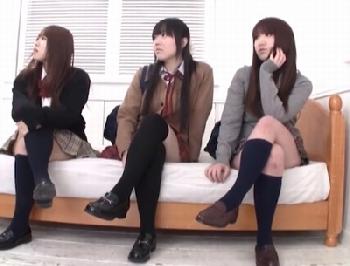 『触りたいならさぁ…お金よこしなよ…』女子校生たちに踏みつけられて感じるドマゾ専用映像美少女ロリ痴女M男乱交のエロ動画